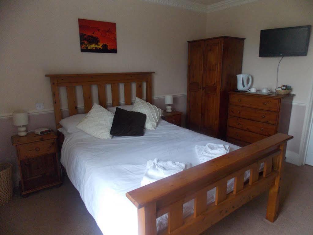 Bed and Breakfast The Penruddocke Arms Dinton  Zewnętrze zdjęcie